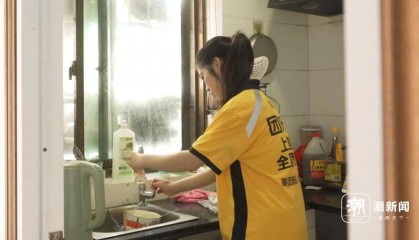 杭州脑瘫女骑手差评多？美团：差评自动免责，孩子未来学费全包