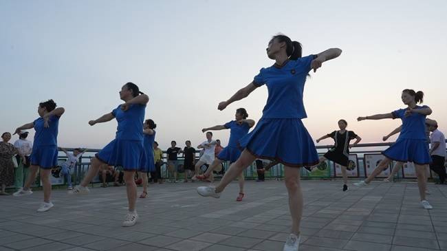自贡荣县：“枇杷云顶”孕生机 夏夜山巅聚欢颜