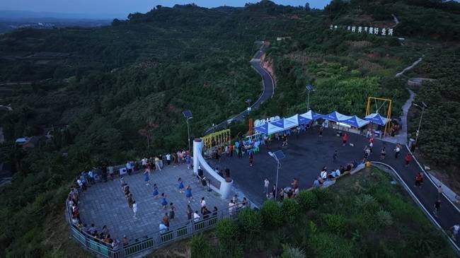 自贡荣县：“枇杷云顶”孕生机 夏夜山巅聚欢颜